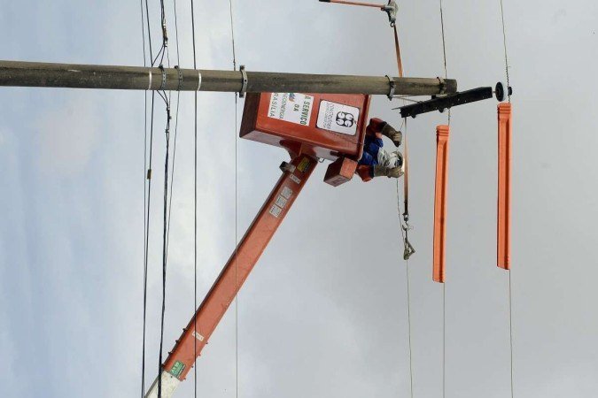  10/12/2022 Crédito: Marcelo Ferreira/CB/D.A. Press Brasília- DF - Rompimento de fios da rede elétrica de alta tensão na QNP 24 em Ceilândia mata três pessoas . Companhia NeoEnergia troca os fios da região onde aconteceu o acidente.