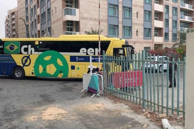 Ônibus do Brasil parte em direção ao aeroporto internacional de Doha: clima de velório nas silenciosas ruas em volta da concentração -  (crédito: Marcos Paulo Lima/CB/DA/Press)