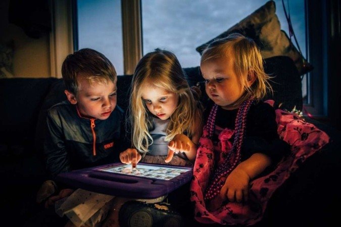 (crédito: Três Crianças Olhando Para Um Computador Tablet) (crédito: Três Crianças Olhando Para Um Computador Tablet)