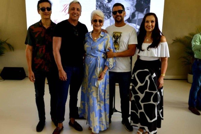 Jane Godoy com os filhos.