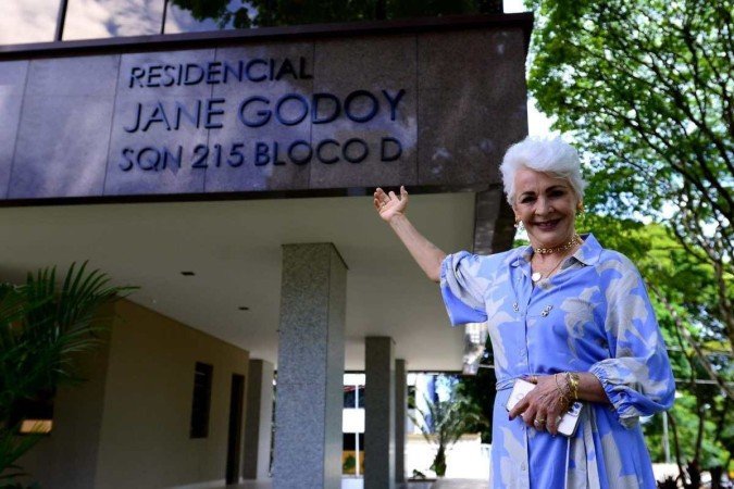 Jane Godoy em frente ao letreiro que leva seu nome na SQN 215. - (crédito: Marcelo Ferreira) Jane Godoy em frente ao letreiro que leva seu nome na SQN 215. - (crédito: Marcelo Ferreira)