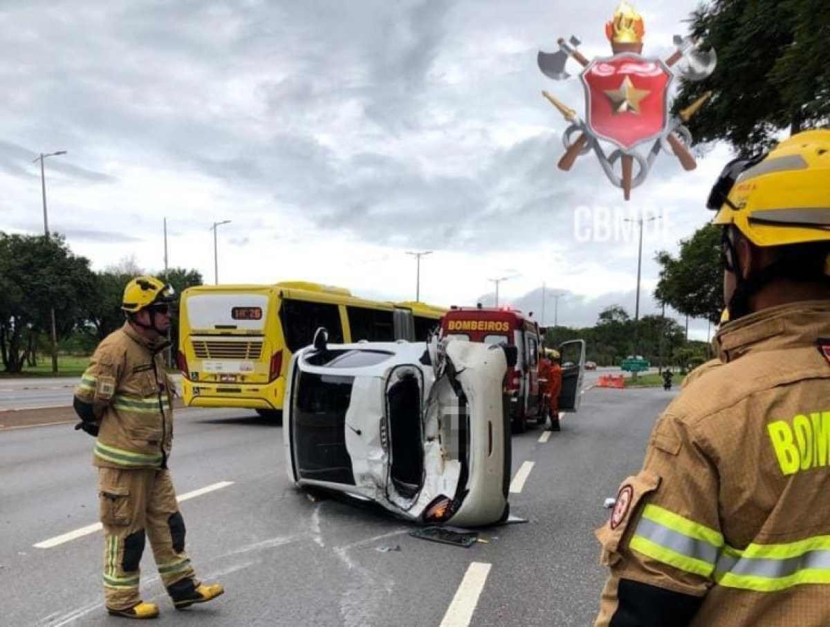 Colisão seguida de capotagem deixa um ferido no Eixão Sul