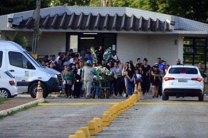 Sepultamento da criança e dos dois adolescentes que morreram eletrocutadas na sexta-feira (9/12) - (crédito: Correio Braziliense) Sepultamento da criança e dos dois adolescentes que morreram eletrocutadas na sexta-feira (9/12) - (crédito: Correio Braziliense)
