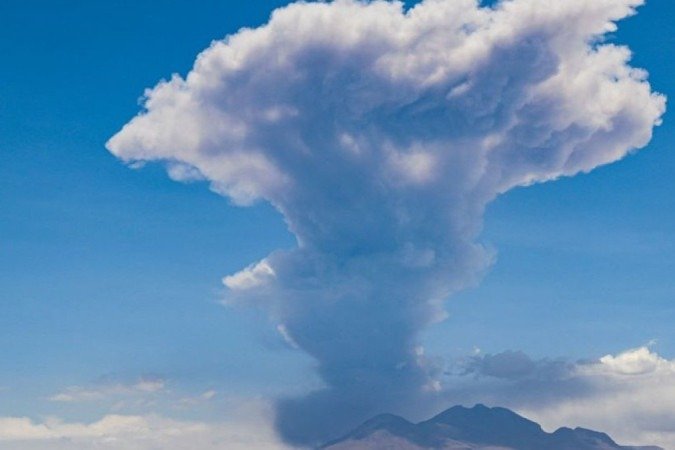 El volcán Lascar emitió una columna de humo que alcanzó los 6.000 metros. - El volcán Lascar emitió una columna de humo que alcanzó los 6.000 metros. -