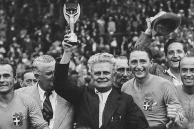 Pozzo ergue a taça Jules Rimet após a vitória da Itália na Copa do Mundo de 1938 - (crédito: Getty Images) Pozzo ergue a taça Jules Rimet após a vitória da Itália na Copa do Mundo de 1938 - (crédito: Getty Images)
