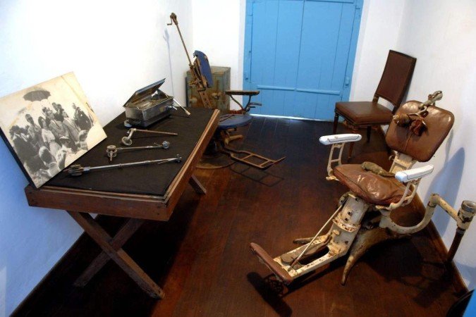   Brasil. Brasilia - DF. Pauta: Museu Historico e Cultural de Planaltina. 12/02/2008. Credito: Cadu Gomes/CB. Consultorio odontologico no Museu Historico e Cultural de Planaltina.
      Caption 