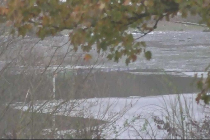 Lago congelado é palco de uma tragédia em Londres: quatro crianças foram engolidas pelo espaço e três não resistiram - (crédito: AFP) Lago congelado é palco de uma tragédia em Londres: quatro crianças foram engolidas pelo espaço e três não resistiram - (crédito: AFP)
