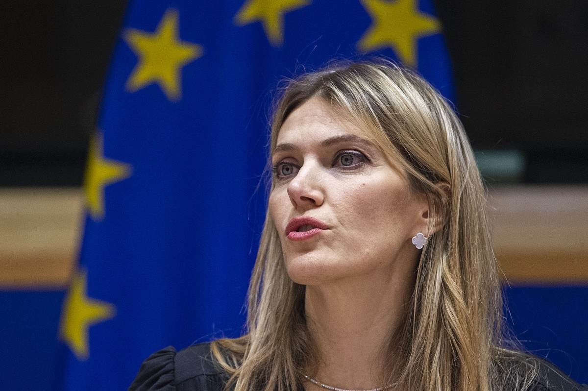 Parlamento Europeu destitui vice-presidente por suspeita de corrupção