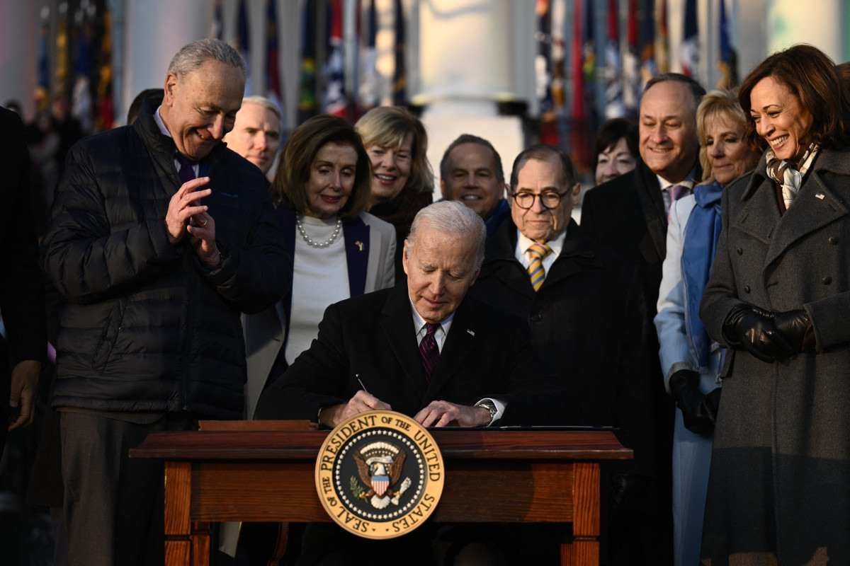 Biden assina lei que protege o casamento homoafetivo nos EUA