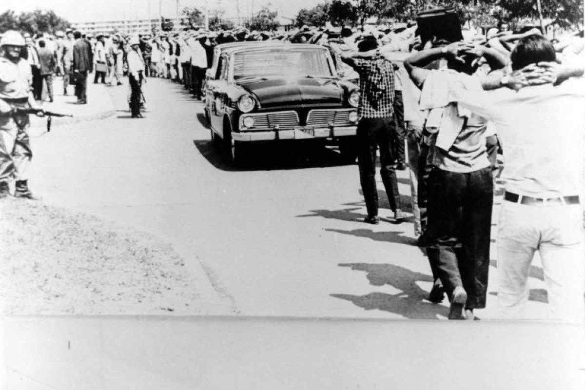  Crédito: Arquivo/CB/D.A Press. Brasil. Brasília - DF. Estudantes detidos são acompanhados por militares durante a invasão militar à Universidade de Brasília - UnB em 1968.       Caption 