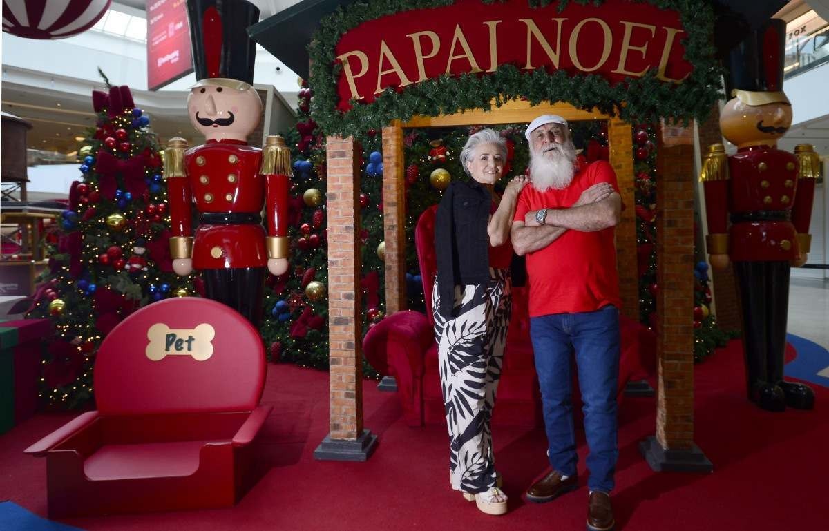 Tiramos o gorro do Papai Noel e trocamos a calça vermelha por um bom jeans