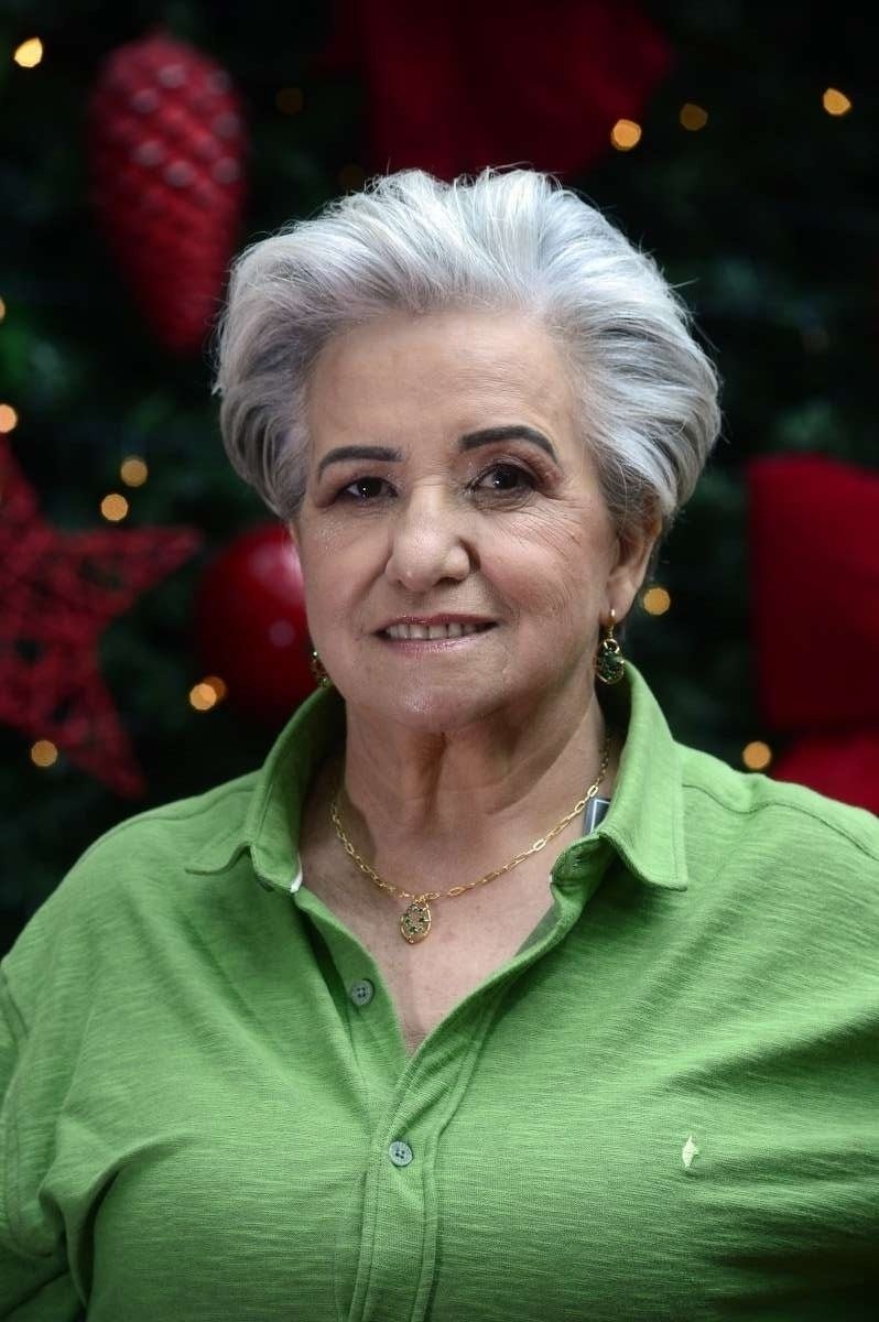 Uma maquiagem mais natural e os fios escovados para o alto foram as apostas de dona Gesilda