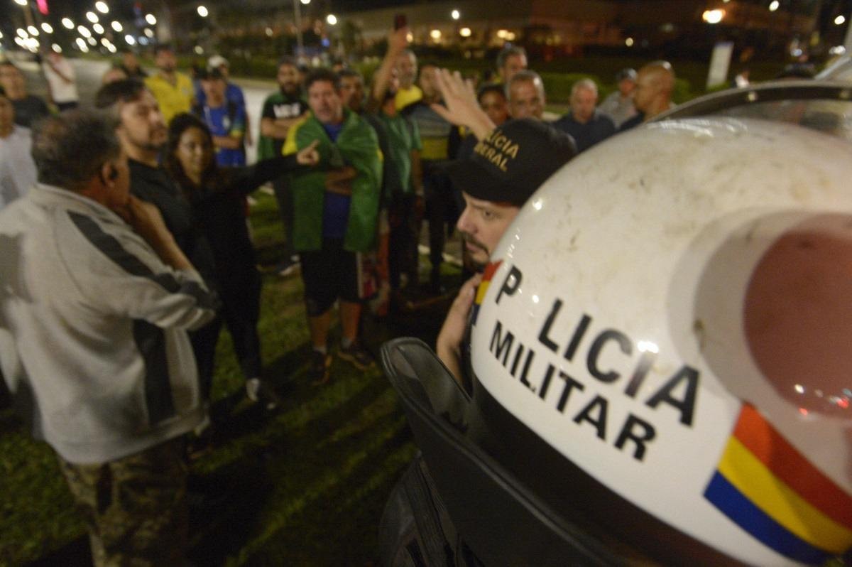 PF divulga imagens de arsenal apreendido em ação contra atos  antidemocráticos