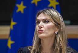  In this handout photograph taken and released by European Parliament on December 7, 2022, Greek politician and European Parliament vice-president Eva Kaili speaks during the European Book Prize award ceremony in Brussels. - The lawyer for Eva Kaili said on December 13, 2022 his client was 'innocent' after she was charged with corruption in a probe into suspected bribes from World Cup host Qatar. (Photo by Eric VIDAL / EUROPEAN PARLIAMENT / AFP) / RESTRICTED TO EDITORIAL USE - MANDATORY CREDIT 'AFP/ EUROPEAN PARLIAMENT' - NO MARKETING NO ADVERTISING CAMPAIGNS - DISTRIBUTED AS A SERVICE TO CLIENTS
       -  (crédito:  ERIC VIDAL / EUROPEAN PARLIAMENT / AFP)