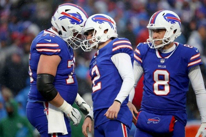 O Buffalo Bills volta a jogar em casa e pode garantir classificação aos playoffs em caso de triunfo contra o rival de divisão Miami Dolphins, no horário nobre deste sábado (17/12) - (crédito: Getty Images via AFP) O Buffalo Bills volta a jogar em casa e pode garantir classificação aos playoffs em caso de triunfo contra o rival de divisão Miami Dolphins, no horário nobre deste sábado (17/12) - (crédito: Getty Images via AFP)
