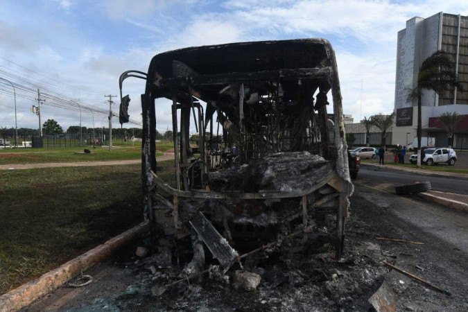  13/12/2022. Crédito: Ed Alves/CB/D.A Press. Cidades. Onibus queimado, em frente a 5 DP -l na Asa Norte. Na noite anterior teve conforto com apoiadores do Presidente Jair Bolsonaro.  -  (crédito:  Ed Alves/CB/D.A Press)