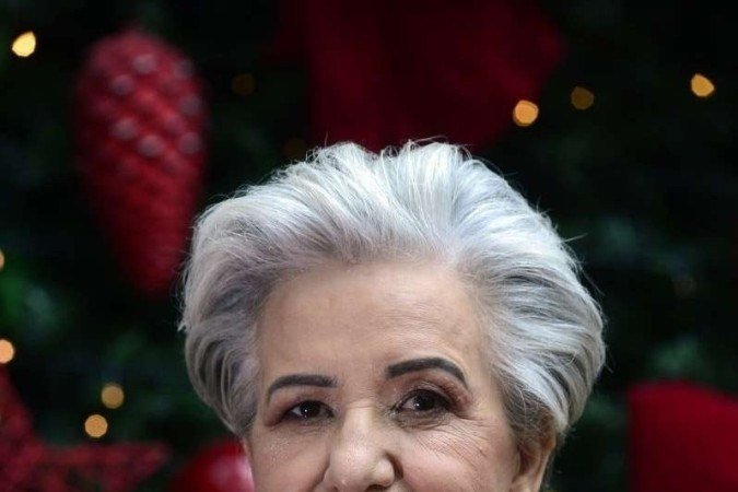 Uma maquiagem mais natural e os fios escovados para o alto foram as apostas de dona Gesilda