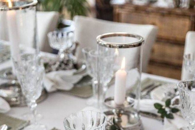 Branco e adereços com flocos de neve ajudam a trazer ideias diferentes para a mesa posta