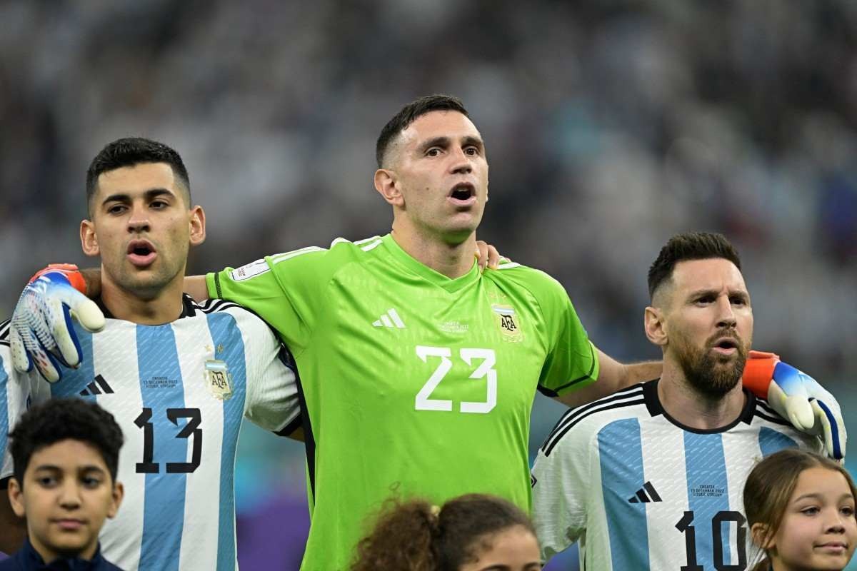 Entenda por que o goleiro da Argentina pintou a bandeira do país na cabeça