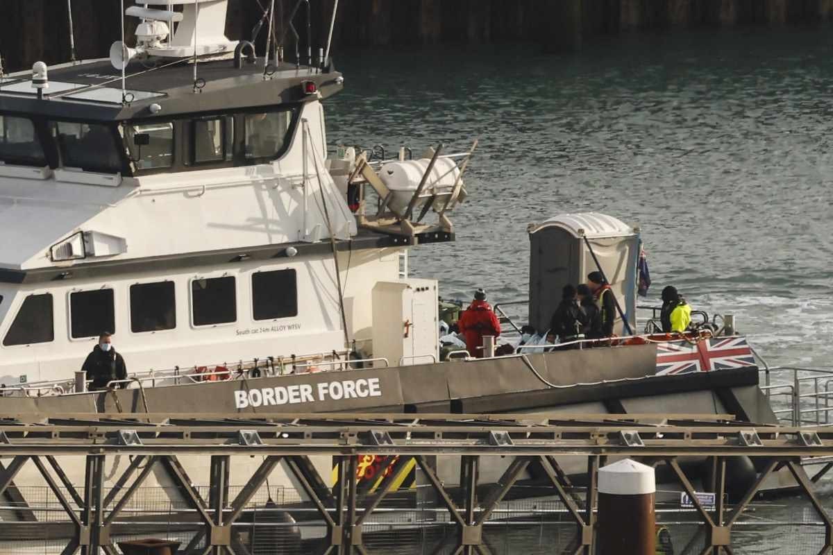 3 mortos e 43 resgatados após naufrágio de embarcação de migrantes no Canal da Mancha