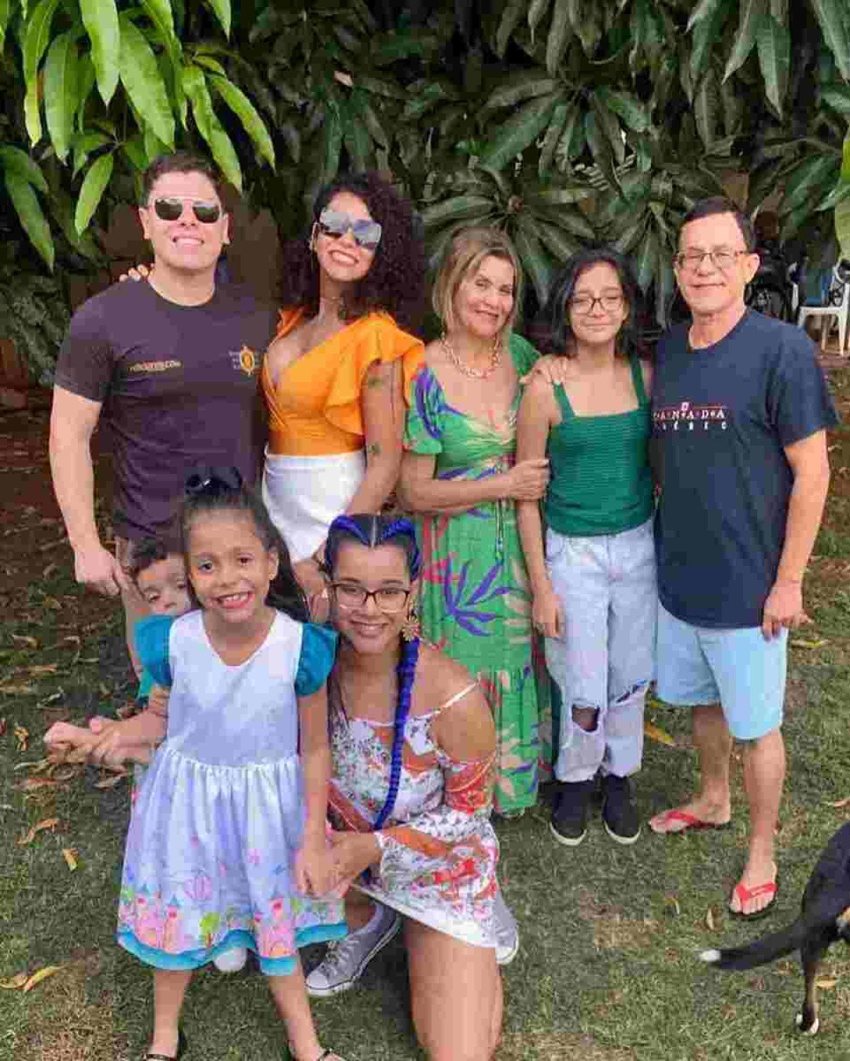 Alana (de blusa laranja), com sua família, com quem aprende e ensina sobre solidariedade