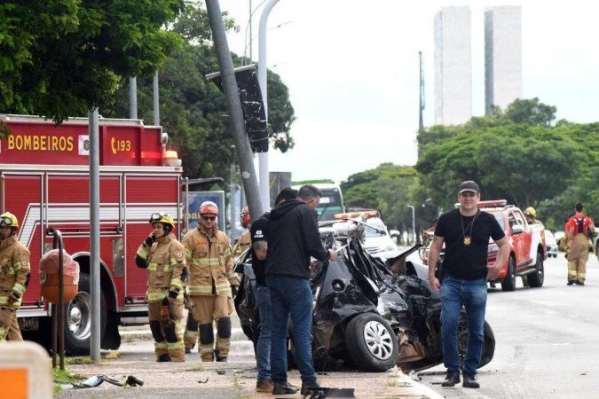  14/12/2022. Crédito: Ed Alves/CB/D.A Press. Cidades. Duas pessoas morrem após colisão entre carro e ônibus na Esplanada. 