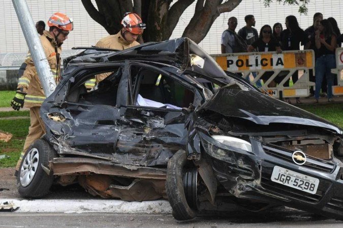  14/12/2022. Crédito: Ed Alves/CB/D.A Press. Cidades. Duas pessoas morrem após colisão entre carro e ônibus na Esplanada. 