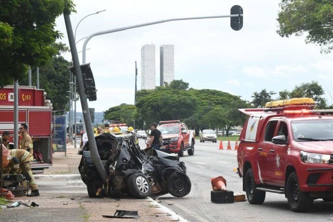  14/12/2022. Crédito: Ed Alves/CB/D.A Press. Cidades. Duas pessoas morrem após colisão entre carro e ônibus na Esplanada. 