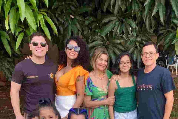 Alana (de blusa laranja), com sua família, com quem aprende e ensina sobre solidariedade