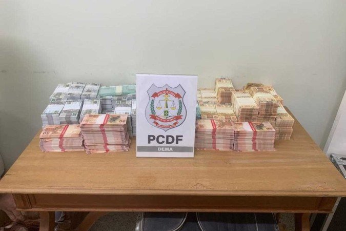 Durante as buscas, os policiais também encontraram diversas notas falsas.