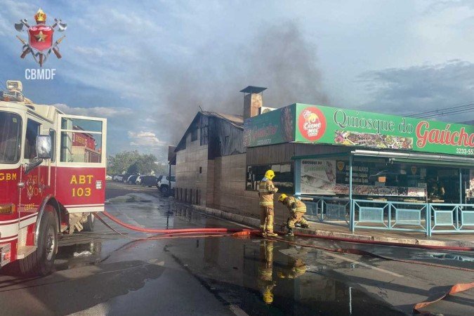 Bombeiros apagam fogo em restaurante do Sia que atingiu forro do teto - (crédito: CBMDF/Divulgação) Bombeiros apagam fogo em restaurante do Sia que atingiu forro do teto - (crédito: CBMDF/Divulgação)