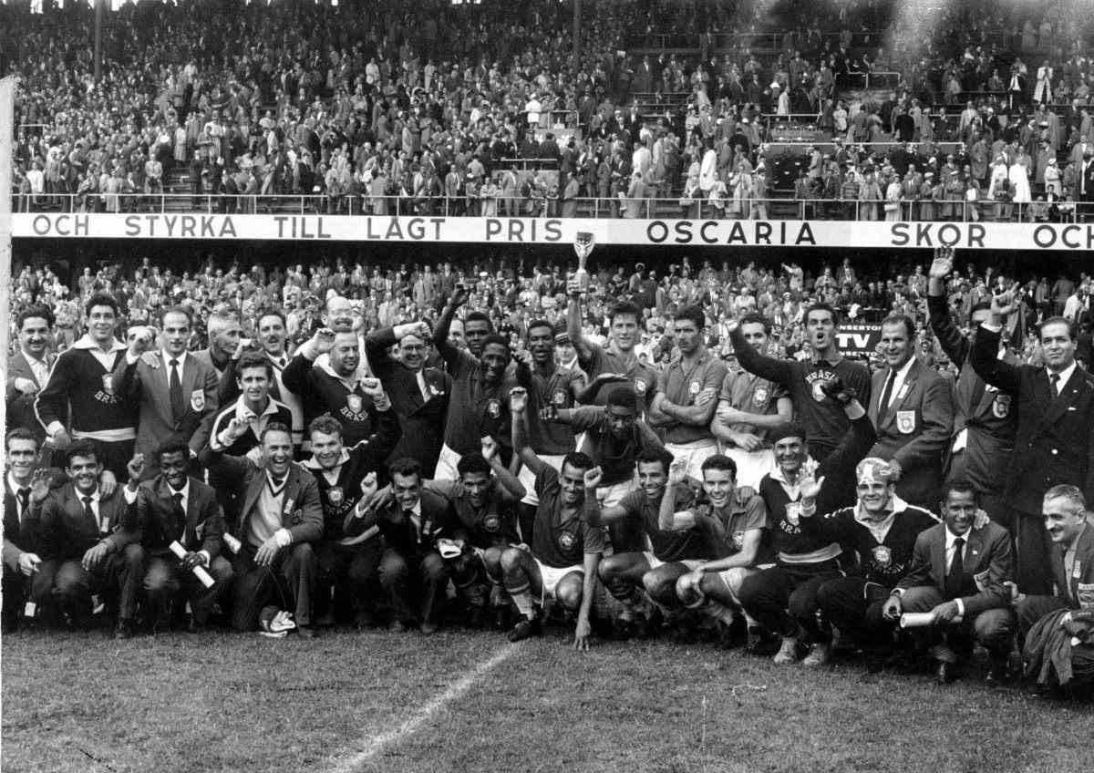  1958. Cr&eacute;dito: Arquivo O Cruzeiro/EM/D.A Press. Su&eacute;cia. Integrantes da delega&ccedil;&atilde;o brasileira de futebol comemoram a conquista da Copa do Mundo, realizada na Su&eacute;cia, Bellini (c) segurando a ta&ccedil;aa Jules Rimet, Pel&eacute;, Djalma Santos, Didi, Zagalo, Garrincha, Vava, Zito, Nilton Santos, Zozimo, Mauro, o t&eacute;cnico Vicente Feola.       