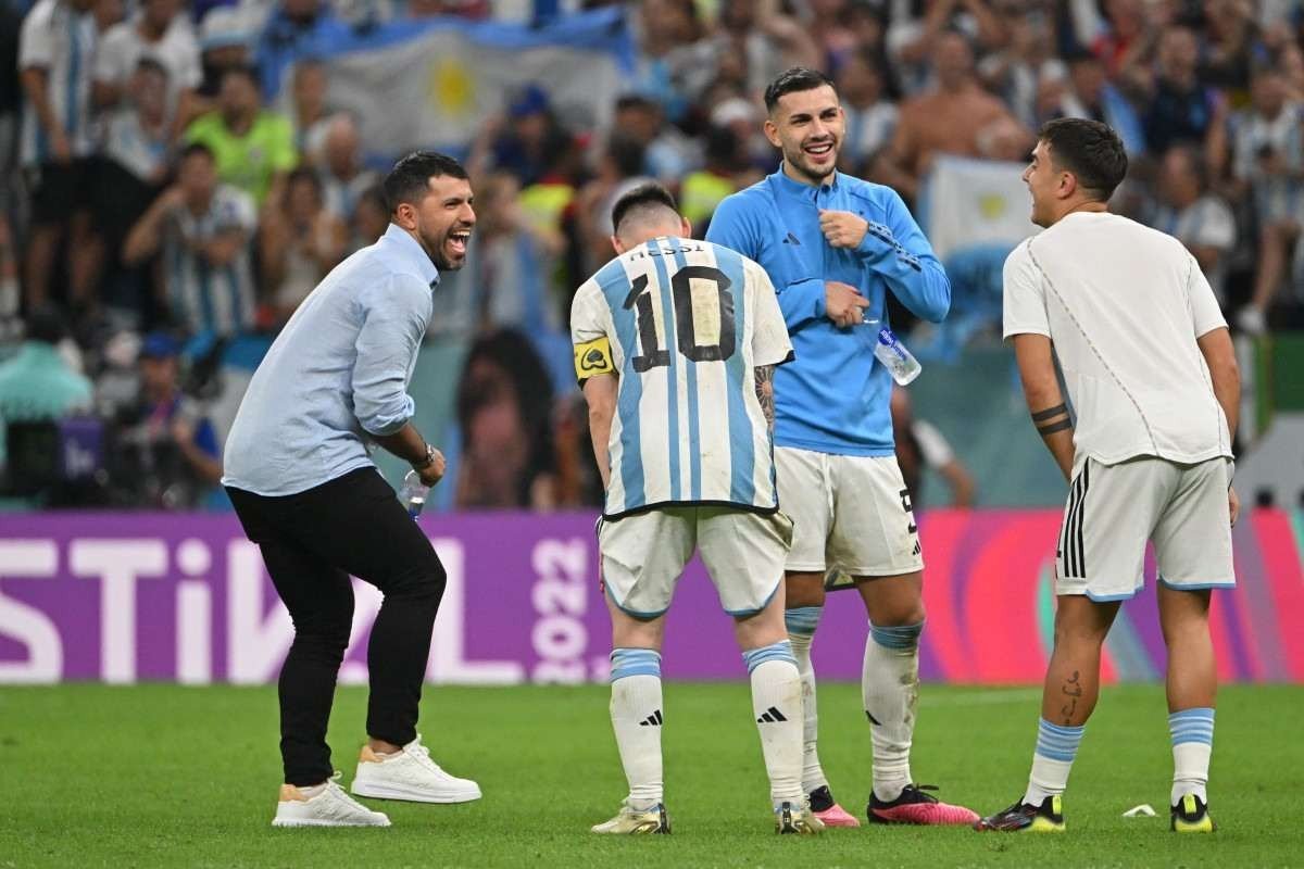 Agüero, o ex-jogador que tem a função de levar alegria à seleção argentina