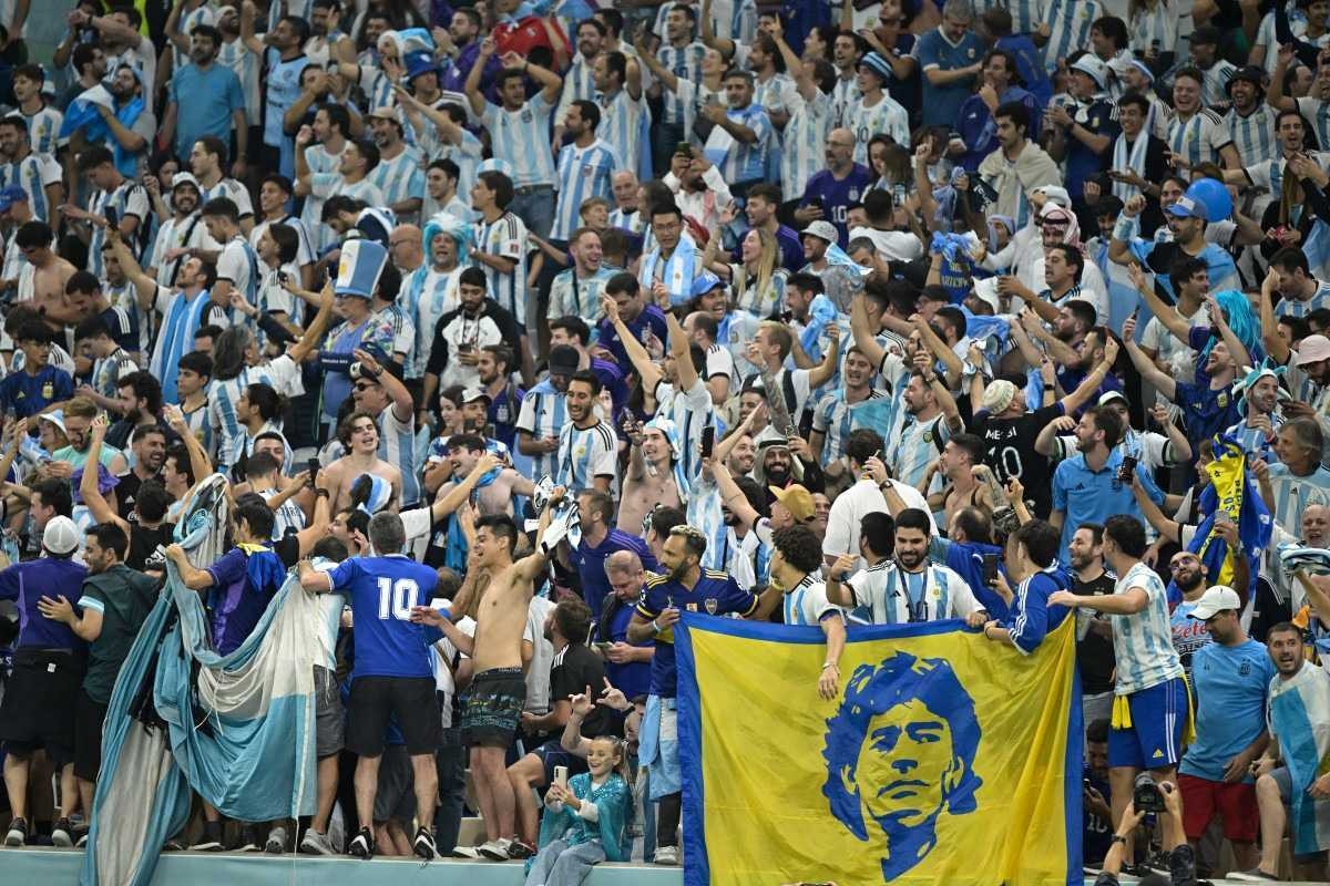 Invasão argentina ao Catar na Copa tem barras bravas, famílias e 'loucos'