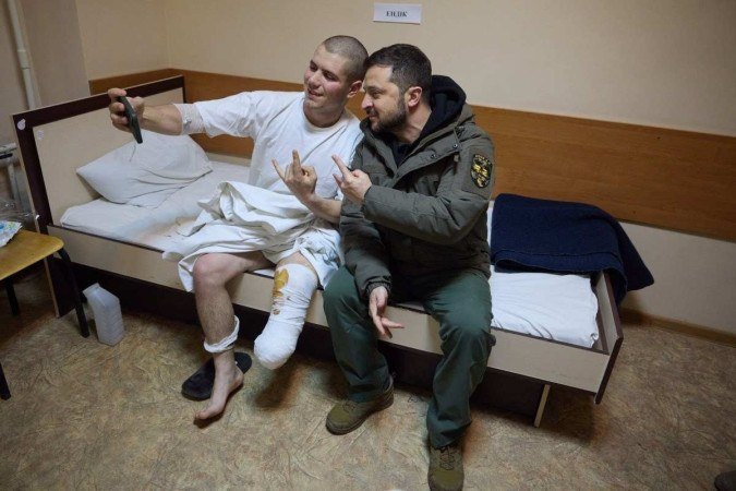Selfie com soldado ferido, ao visitar hospital da região de Kharkiv 