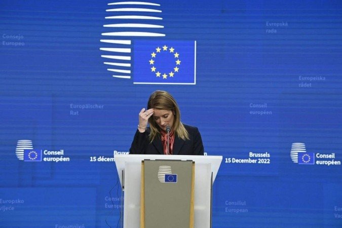 European Parliament President Roberta Metsola attends a press conference during European Council Summit in Brussels, on December 15, 2022. - Belgian police investigating allegations that Qatar has been paying bribes to European politicians have arrested an MEP and three associates and charged them with corruption. Qatar denies any wrongdoing. The European Parliament, whose president Roberta Metsola declared the alleged bribes to MEPs as an attack on Europe's democracy, will vote on a motion that could bar Qatari lobbyists from its premises. (Photo by John THYS / AFP)
- (crédito: John Thys/AFP) European Parliament President Roberta Metsola attends a press conference during European Council Summit in Brussels, on December 15, 2022. - Belgian police investigating allegations that Qatar has been paying bribes to European politicians have arrested an MEP and three associates and charged them with corruption. Qatar denies any wrongdoing. The European Parliament, whose president Roberta Metsola declared the alleged bribes to MEPs as an attack on Europe's democracy, will vote on a motion that could bar Qatari lobbyists from its premises. (Photo by John THYS / AFP)
- (crédito: John Thys/AFP)