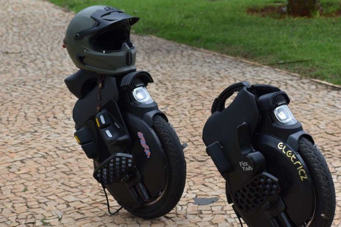 O monociclo elétrico se move com o controle do peso do condutor e é considerado 