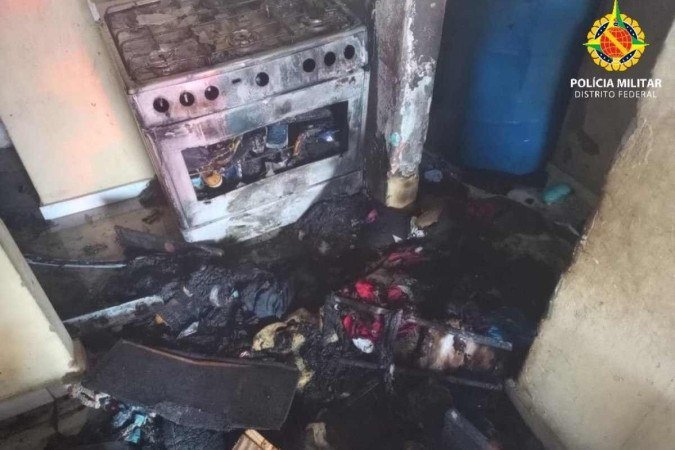 Fogo destruiu móveis e roupas. Ninguém se feriu - (crédito: PMDF/Divulgação) Fogo destruiu móveis e roupas. Ninguém se feriu - (crédito: PMDF/Divulgação)