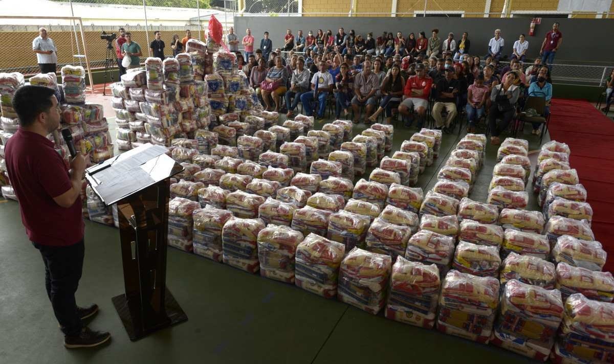 Famílias do DF recebem cestas básicas de alimentos pela LBV