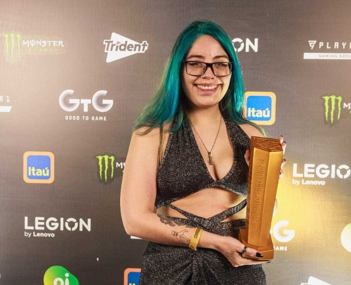 Luli, da equipe W7M, faturou o trof&eacute;u de melhor atleta de Rainbow Six Siege