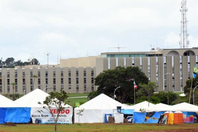 Acampamento golpista foi mantido em frente ao QG do Exército até o dia dos ataques em Brasília em janeiro e, somente no dia seguinte, começou a ser desmontado -  (crédito: ED ALVES/CB/D.A.Press)