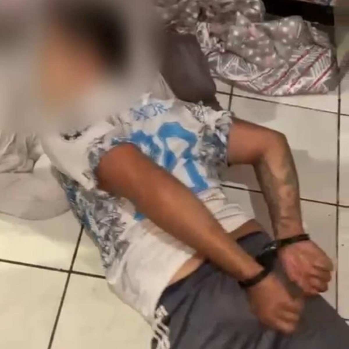 Para fugir da polícia, traficante se esconde no interior de cama box
