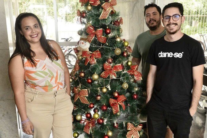  17/12/2022. Crédito: Minervino Júnior/CB/D.A Press. Revista.  Brasilia - DF.  Pessoas que não gostam do Natal. Irmãos Bruno(cam verde), Lorena e Geovanni Zanani.