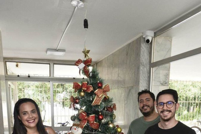  17/12/2022. Crédito: Minervino Júnior/CB/D.A Press. Revista.  Brasilia - DF.  Pessoas que não gostam do Natal. Irmãos Bruno(cam verde), Lorena e Geovanni Zanani.