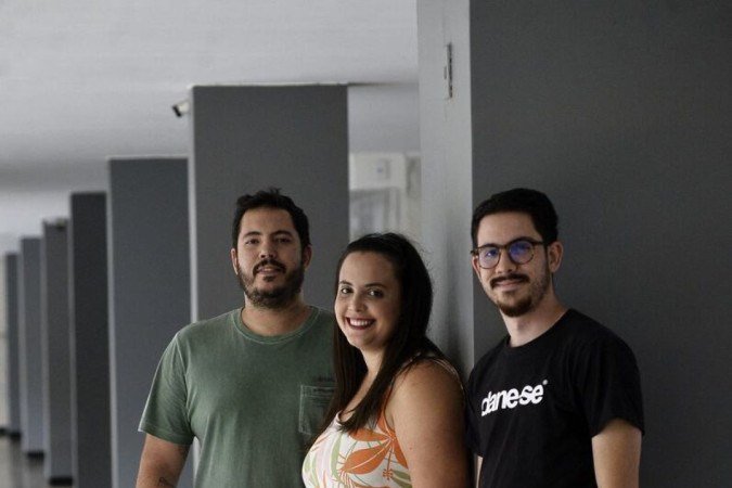  17/12/2022. Crédito: Minervino Júnior/CB/D.A Press. Revista.  Brasilia - DF.  Pessoas que não gostam do Natal. Irmãos Bruno(cam verde), Lorena e Geovanni Zanani.