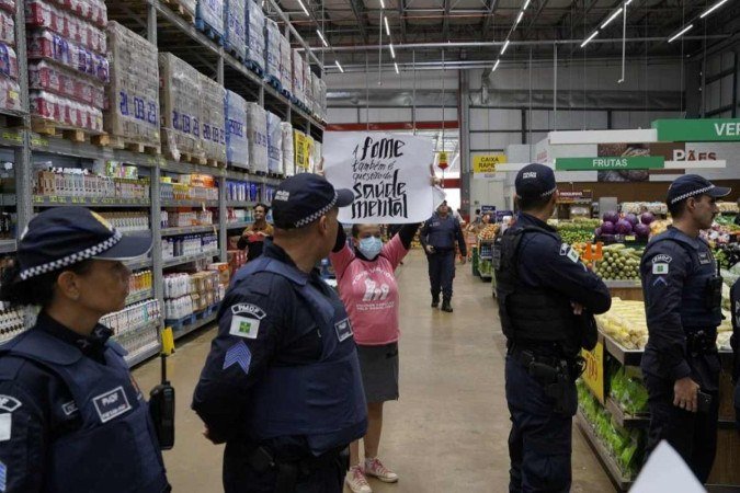 17/12/22 - Cidades/DF - Grupo de menifestante invadi atacadão Dia a Dia no Pistão Sul 
