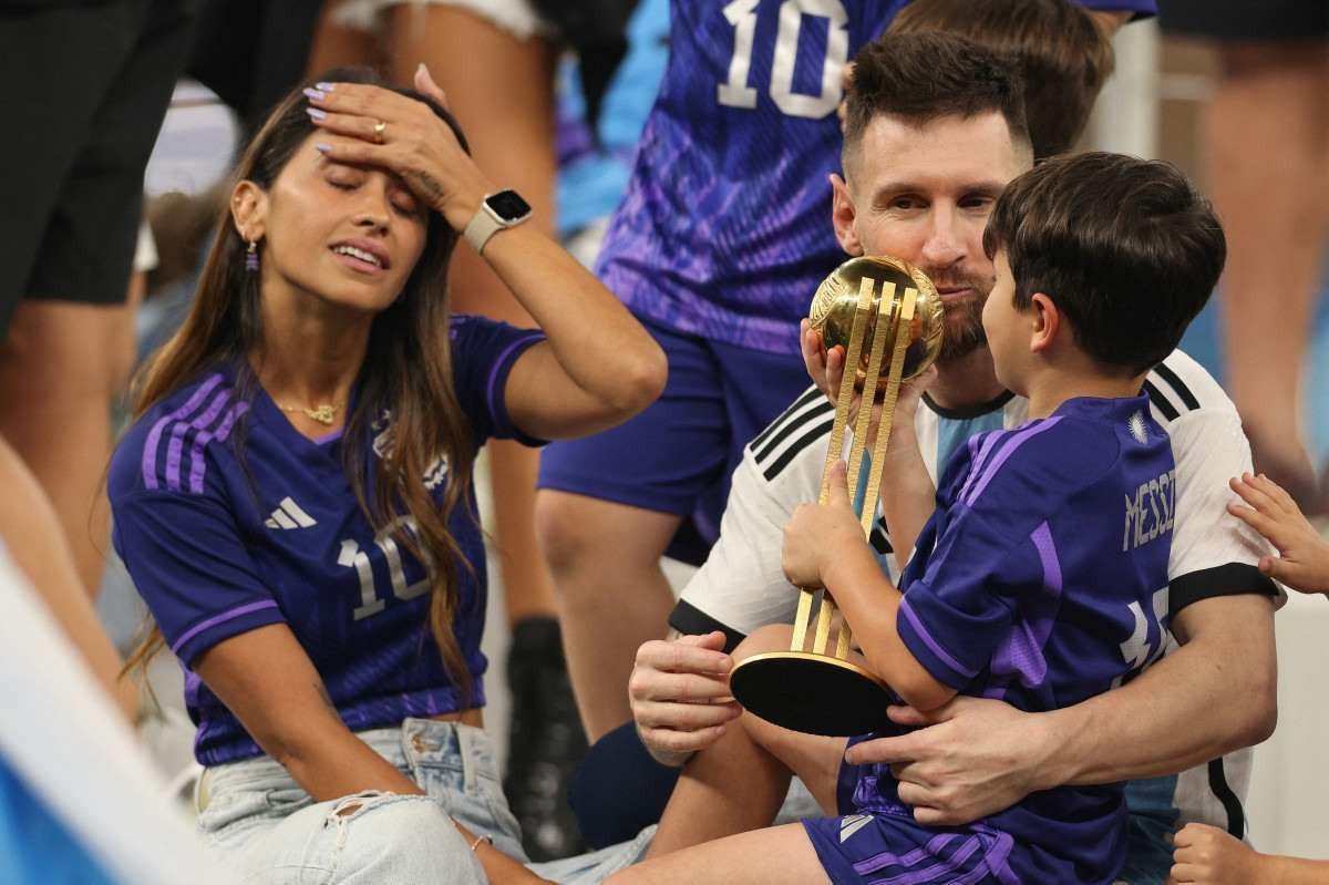 Messi faz da família o maior troféu 4.568 dias depois da estreia na Copa