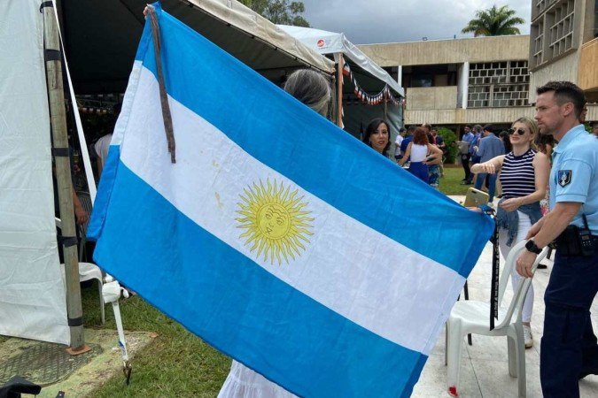 Torcedora da Argentina "invade" a festa da final na Embaixada da França em Brasília - (crédito: Rayssa Loreen/CB/D.A Press) Torcedora da Argentina "invade" a festa da final na Embaixada da França em Brasília - (crédito: Rayssa Loreen/CB/D.A Press)
