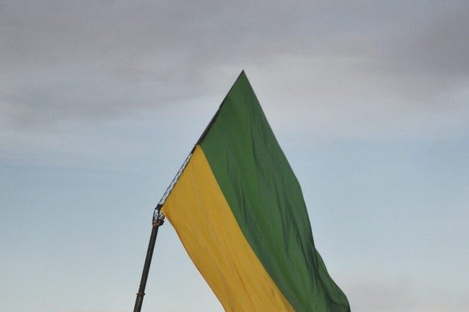Manifestantes ergueram bandeira gigante