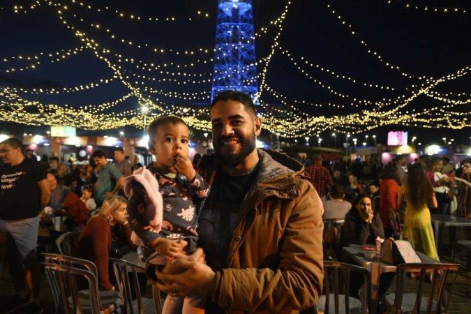  18/12/2022. Crédito: Minervino Júnior/CB/D.A Press. Brasil.  Brasilia - DF. Iluminação natalina na Torre de TV. Jhonanttan Macedo e sua filha Maria Cecília.